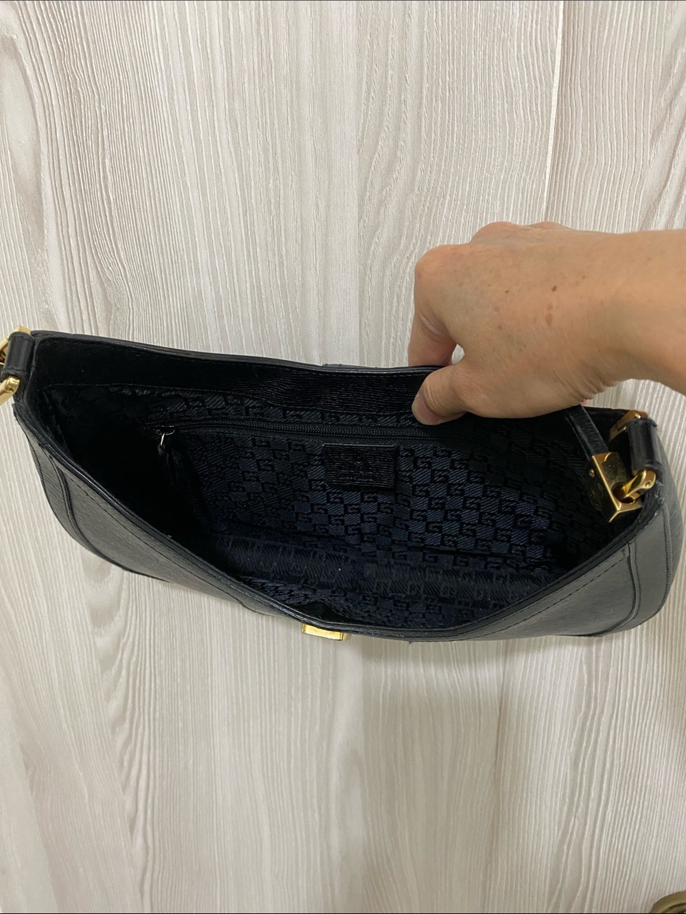 Gucci Black Leather Shoulder Bag with Gold G Buckle - Picture 6 of 15